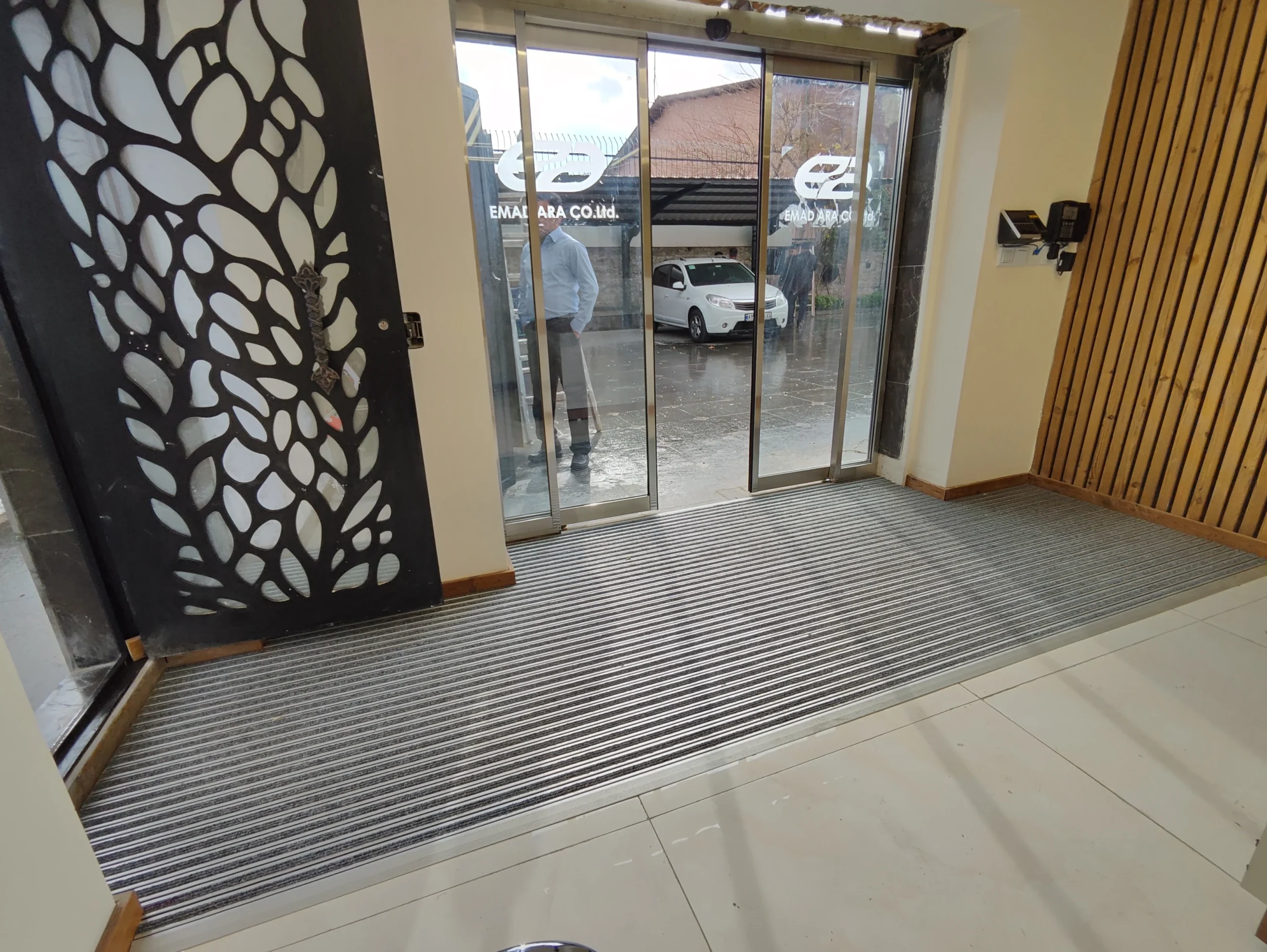 پادری آلومینیومی درمت؛ انتخابی که توی فضای باز کم نمیاره