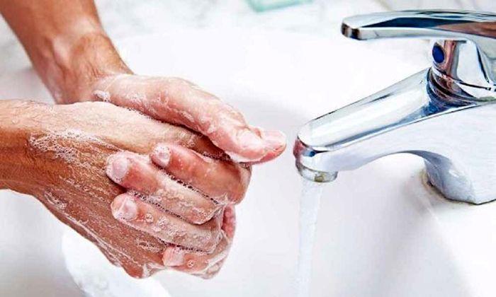 دستکش کارایی لازم برای مقابله با کرونا را ندارد/ شستن دست‌ها بهترین اقدام است