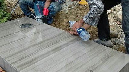 نصب سنگ مزار کیارستمی (عکس)
