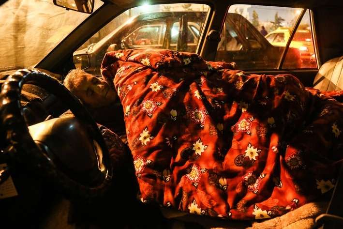 تهران، شهر بی‌خانمان‌های متحرک: رانندگانی که در پرایدشان زندگی می‌کنند