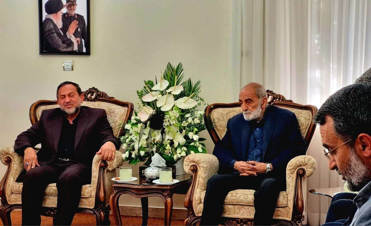 دیدار جمعی از مدیران رسانه‌ای کشور با خانواده سردار سلامی/ حسین شریعتمداری هم بود+ عکس