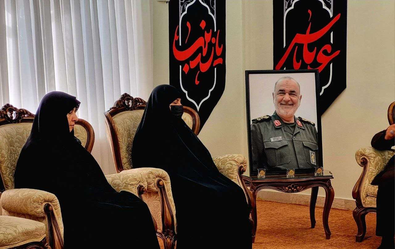 دیدار جمعی از مدیران رسانه‌ای کشور با خانواده سردار سلامی/ حسین شریعتمداری هم بود+ عکس